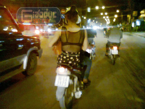choang voi vay ao trong suot dao pho cua thieu nu viet - 7