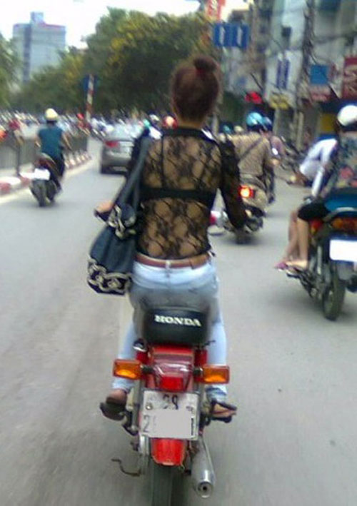 choang voi vay ao trong suot dao pho cua thieu nu viet - 8