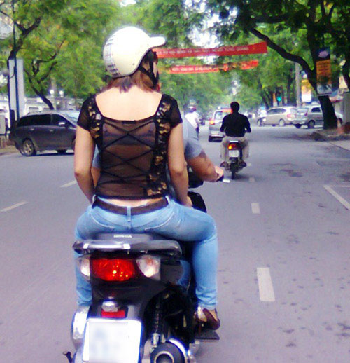 choang voi vay ao trong suot dao pho cua thieu nu viet - 10