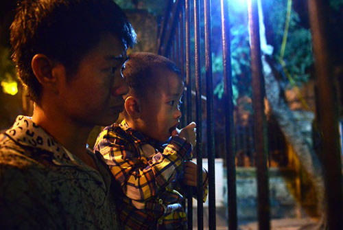 hang ngan nguoi trang dem truoc nha dai tuong - 12