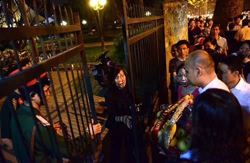 hang ngan nguoi trang dem truoc nha dai tuong - 8