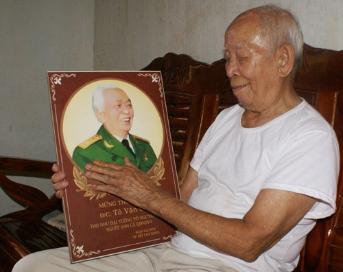 gap nguoi linh gia duoc tuong giap tang ao - 1