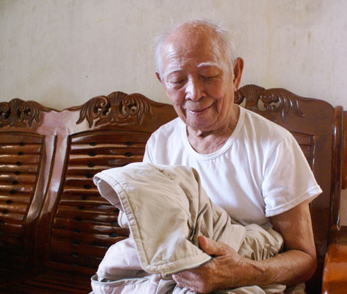 gap nguoi linh gia duoc tuong giap tang ao - 2