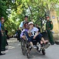 Tin tức - Cả nhà ngồi xe lăn đến viếng Đại tướng