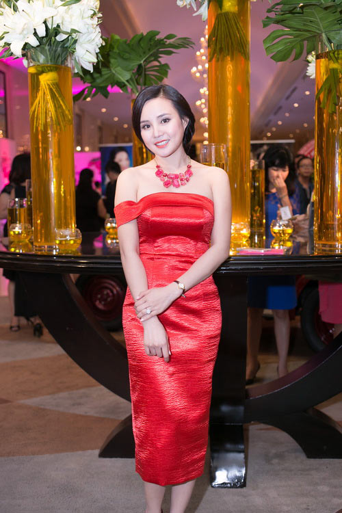 vy oanh khoe vai tràn nuọt nà - 4