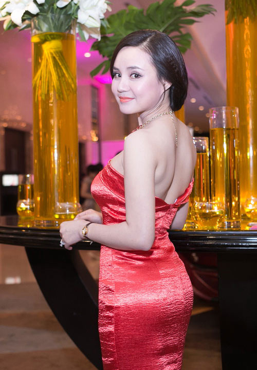 vy oanh khoe vai tràn nuọt nà - 7