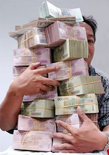 "Đại gia" 4 lần trúng số, cuối đời chăn heo thuê - 1