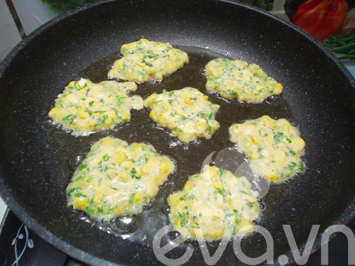 Nóng hổi bánh ngô chiên giòn - 7