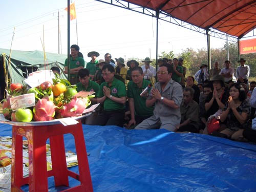 “cau thuy” lam gia hai cot liet si o nhieu noi - 5