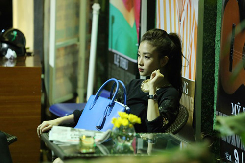 Trấn Thành hôn bạn gái hotgirl giữa phố - 2
