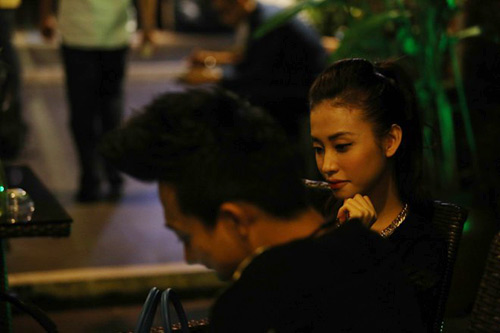 Trấn Thành hôn bạn gái hotgirl giữa phố - 3