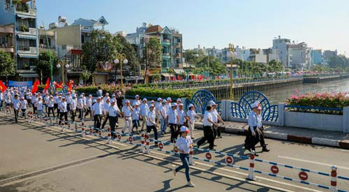 2013 nguoi di bo chao don cong dan thu 90 trieu - 3