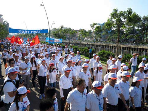 2013 nguoi di bo chao don cong dan thu 90 trieu - 1