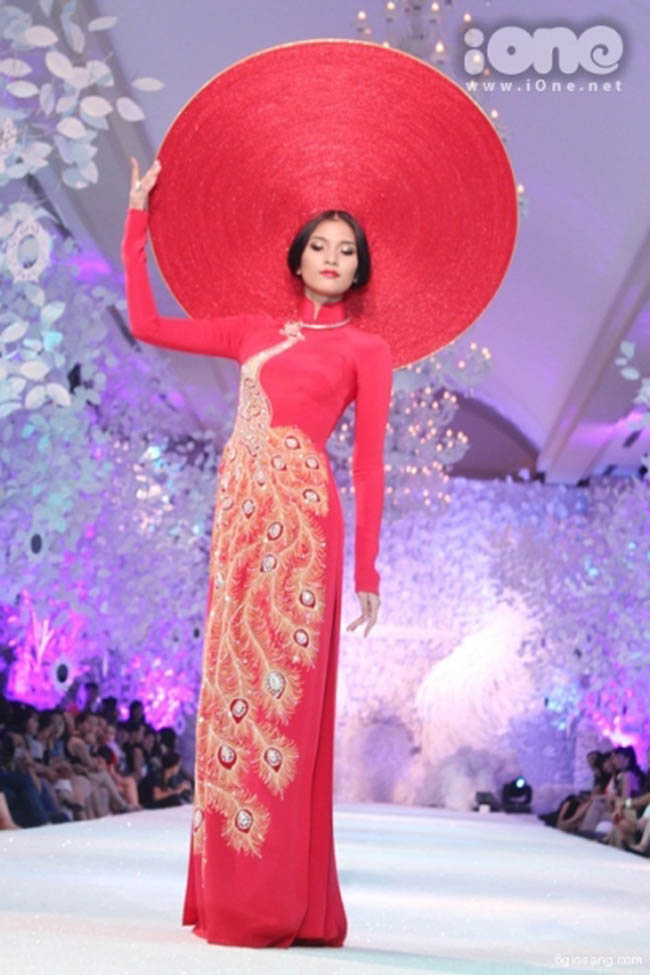 Trương Thị May tỏa sáng trên sàn catwalk
