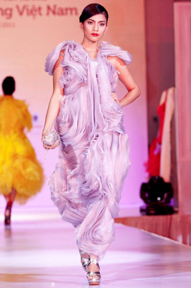 Trương Thị May tỏa sáng trên sàn catwalk