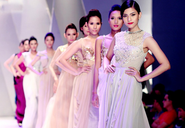 Trương Thị May tỏa sáng trên sàn catwalk