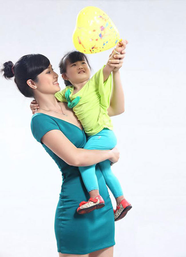 Ngắm con gái Phan Thanh Bình & quot;xinh như hoa & quot;