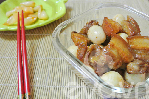 Thit om trung cut voi nuoc dua