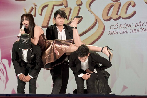 van mai huong khien sinh vien ngat xiu vi ham mo - 7