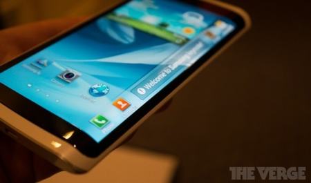 samsung se ra mat dien thoai man hinh "3 canh" - 1