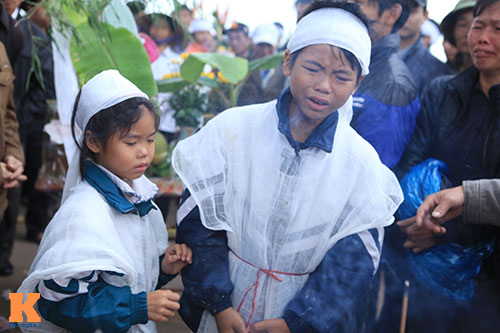 con nho gao khoc trong dam tang nan nhan vu zone 9 - 10
