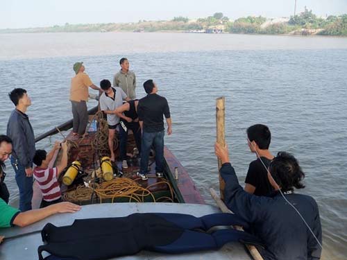 vu cat tuong: gia dinh tiep tuc tim xac tren song hong - 2