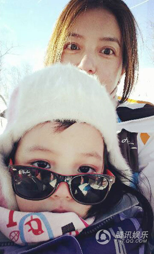con gai trieu vy di truot tuyet cung me - 1