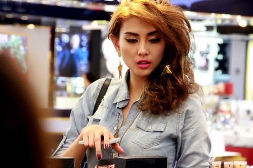 sau scandal, hoàng yén mot minh di mua sam - 2