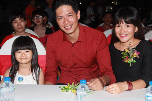 con gái bình minh thich theo bó hon mẹ - 9