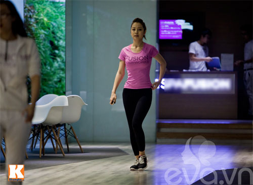 jennifer pham tu lai xe hop di tap the duc - 5