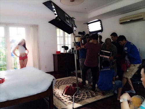 cong vinh – thuy tien “tron con” di mua sam - 3