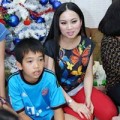 Làng sao - Ca sĩ Hà Phương trao quà Noel cho các em nhỏ