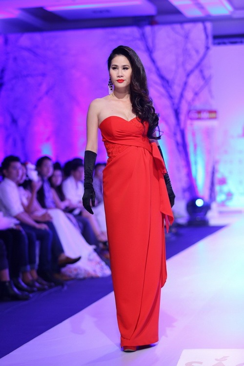 than thúy hà catwalk sau 7 nam 'gác kiém' - 1