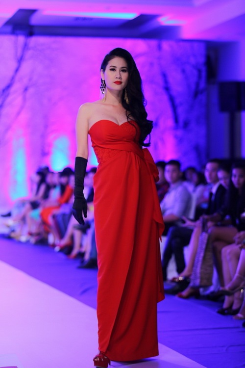 than thúy hà catwalk sau 7 nam 'gác kiém' - 2