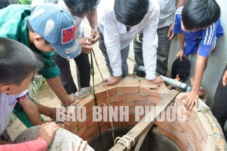 chuyen la: do xo muc xang duoi gieng ve dung - 1