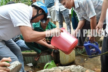 chuyen la: do xo muc xang duoi gieng ve dung - 2