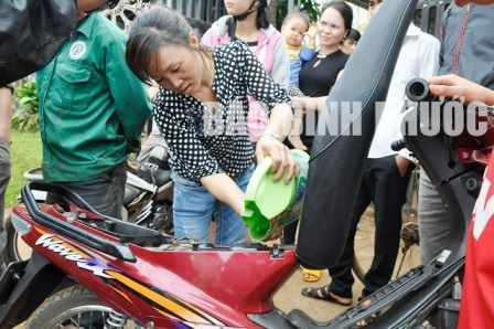chuyen la: do xo muc xang duoi gieng ve dung - 3