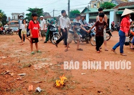 chuyen la: do xo muc xang duoi gieng ve dung - 4