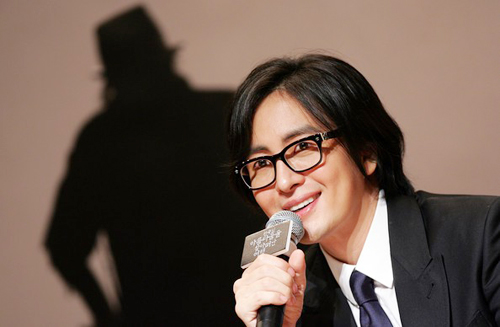 lo danh tinh ban gai cua bae yong joon - 1
