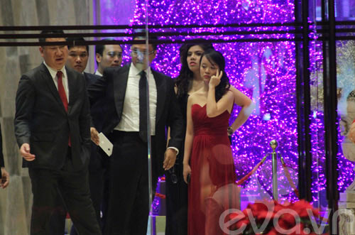 vo chong thanh bui chieu phim trong dam cuoi - 11