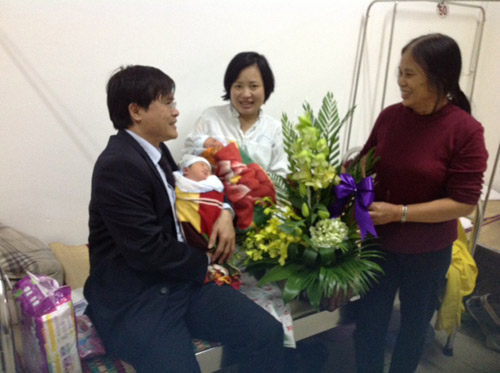"hanh phuc vi sinh con voi chong qua co" - 2