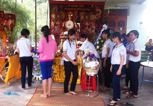 7 hs bi song cuon troi: noi dau nguoi o lai - 3