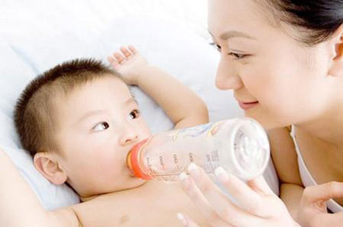 Chuẩn lượng sữa con uống từng tháng tuổi ảnh 2 chuan luong sua con uong tung thang tuoi - 1