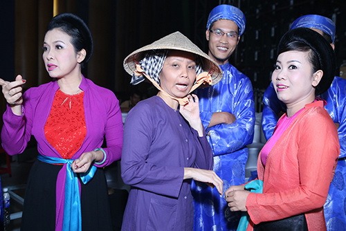 cảm ly: "se khong dat thiẹn nhan di hat hang dem" - 9