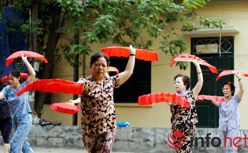 nguoi dan thu do song cham trong khong khi dai le - 12