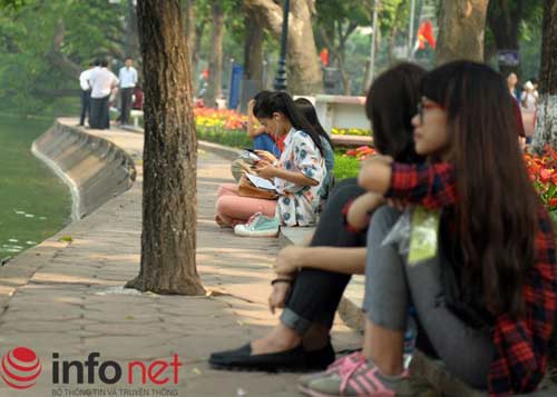 nguoi dan thu do song cham trong khong khi dai le - 4