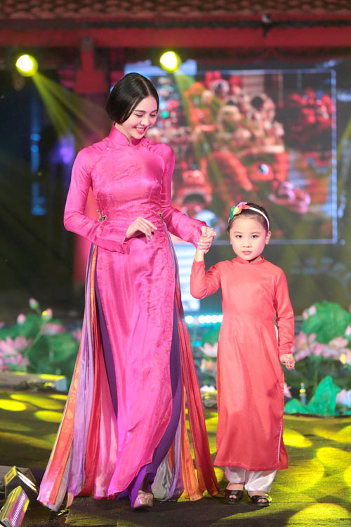 a hau tra giang ra ha noi du le hoi ao dai - 6