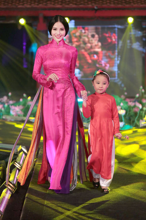 a hau tra giang ra ha noi du le hoi ao dai - 4