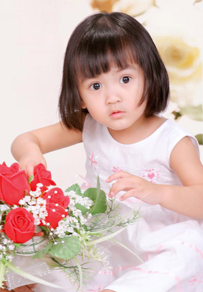 Cô bé có đôi mắt tròn xoe