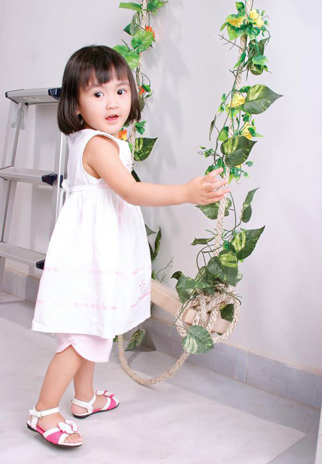 Cô bé có đôi mắt tròn xoe